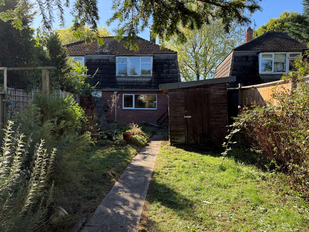 Lot: 164 - TWO-BEDROOM SEMI-DETACHED HOUSE FOR IMPROVEMENT AND REPAIR - Rear elevation of the house and garden